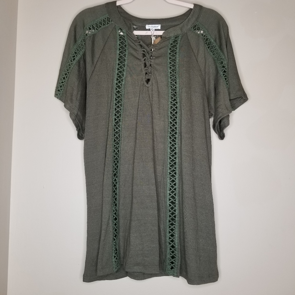 NWT b-Sharp bouquet Green top